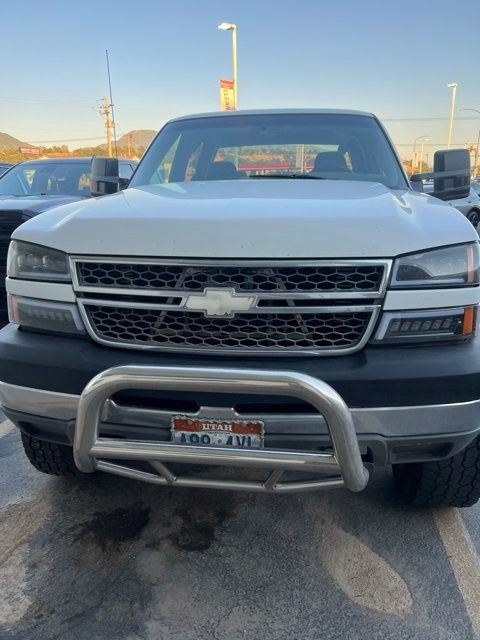 Used 2005 Chevrolet Silverado 2500 LS w/ Heavy-Duty Power Package AWD/4WD image 2