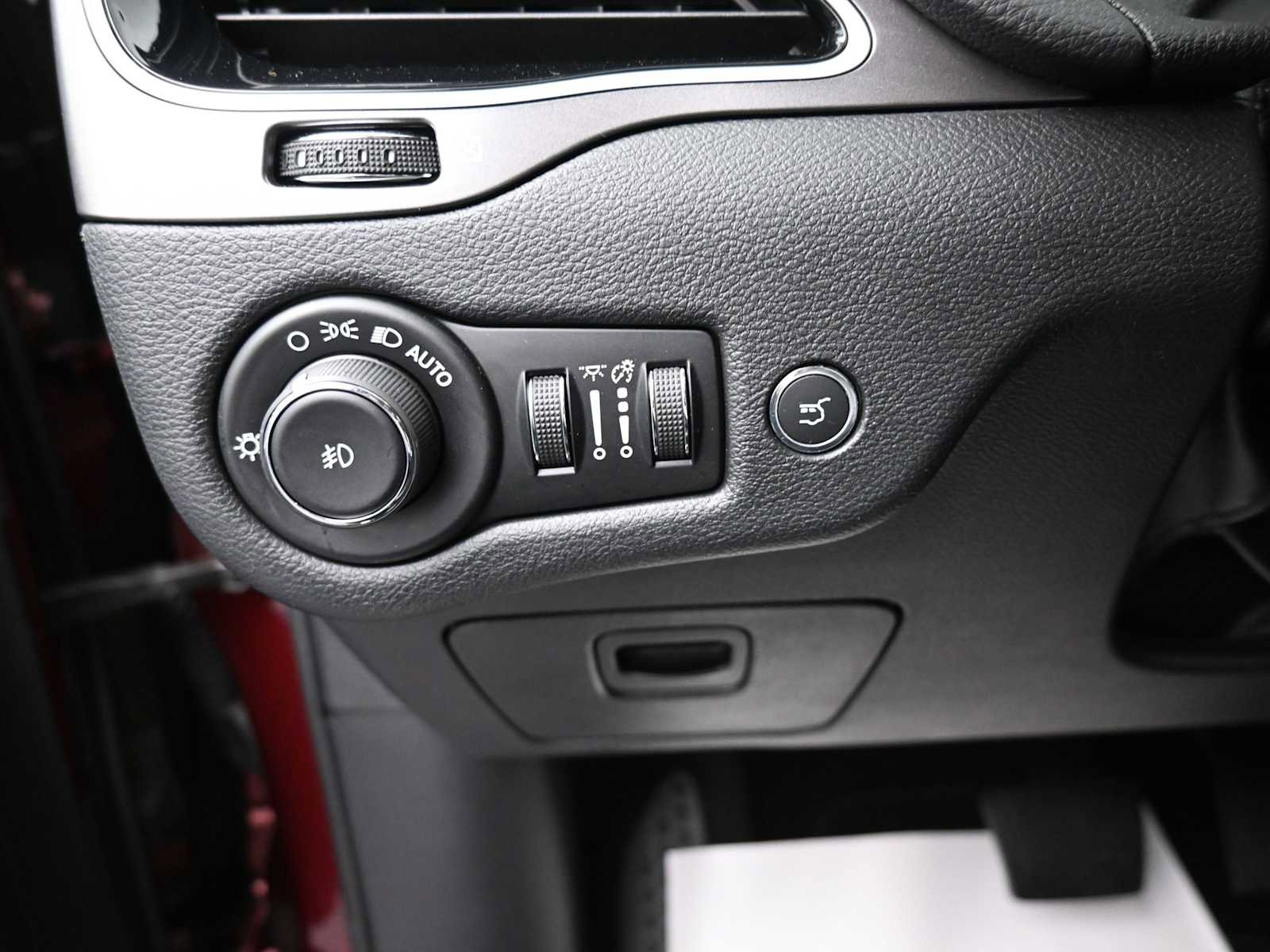 Used 2019 Jeep Cherokee Limited AWD/4WD image 10