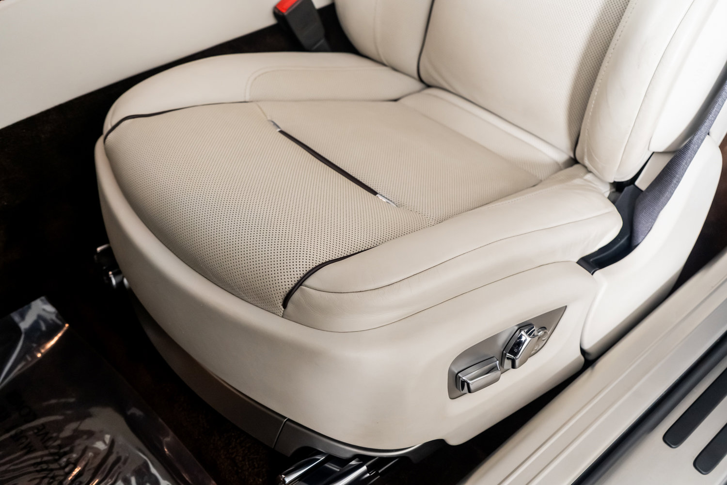 Used 2017 Rolls-Royce Dawn image 29