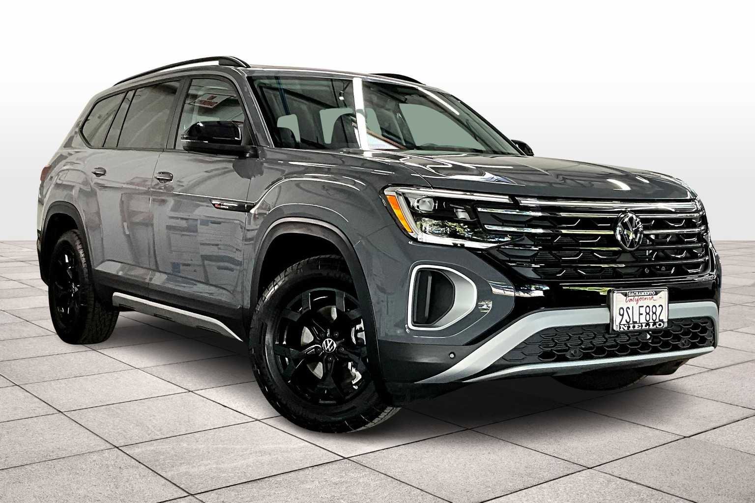 Used 2025 Volkswagen Atlas Peak Edition SE image 2