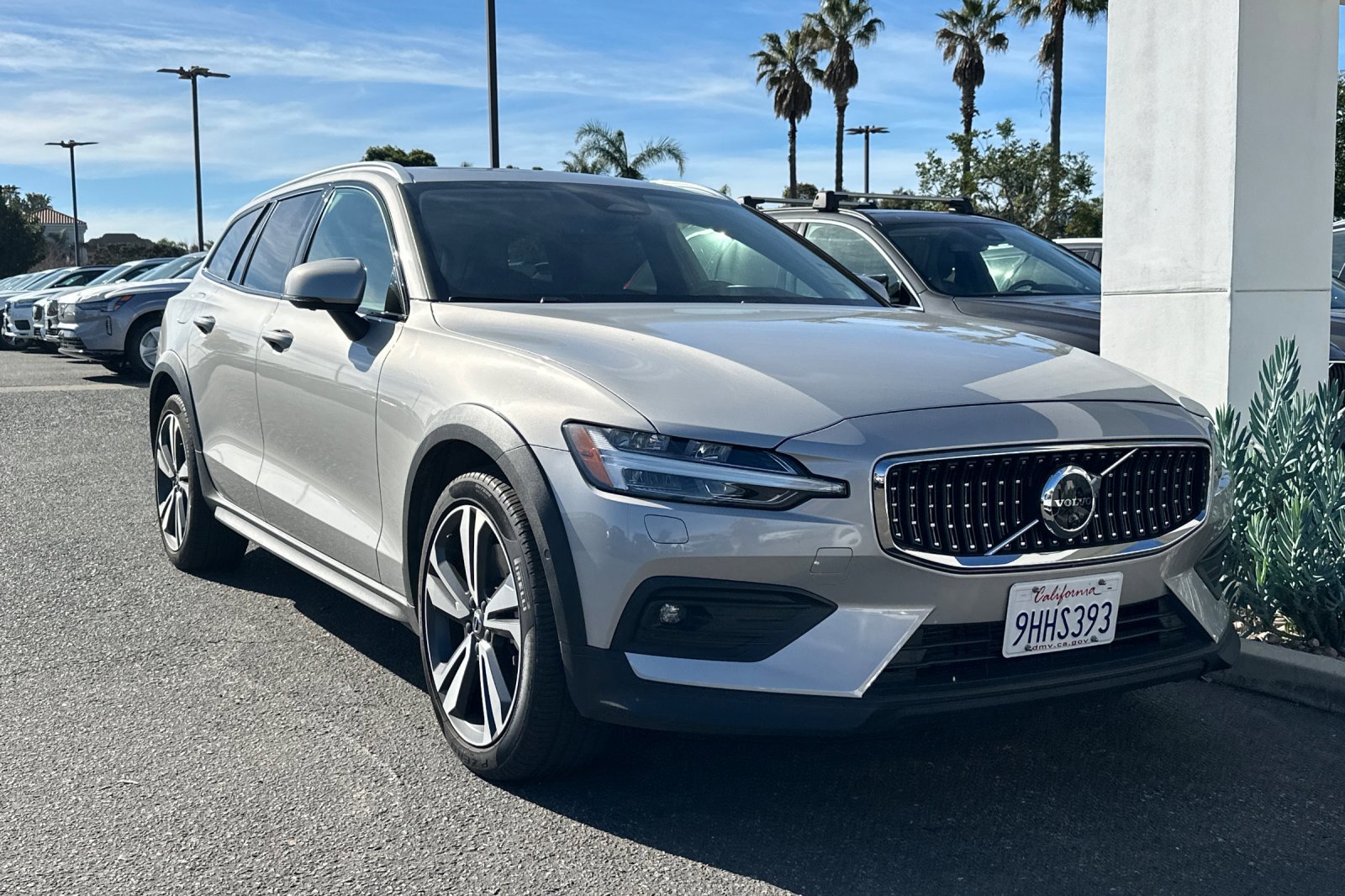 Used 2023 Volvo V60 B5 Cross Country Plus w/ Climate Package image 2