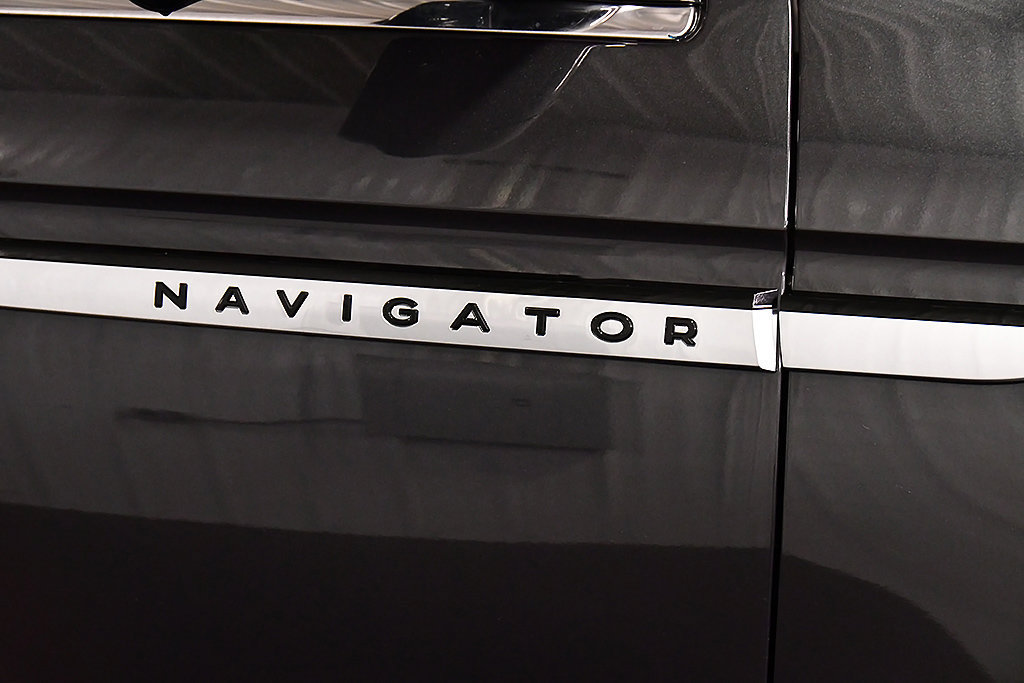 Used 2025 Lincoln Navigator Reserve AWD/4WD image 10