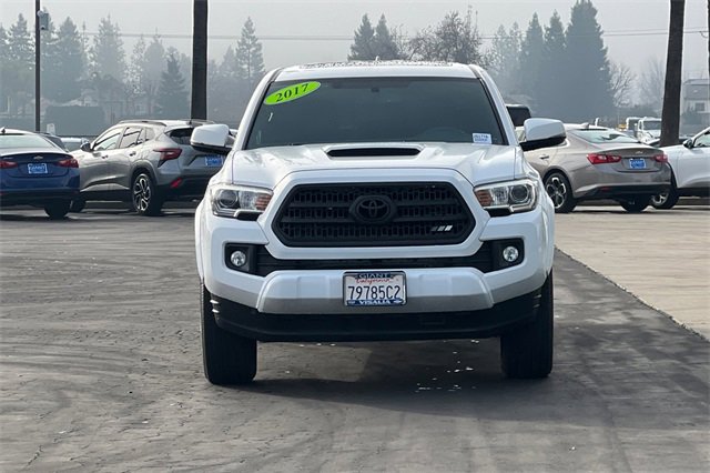Used 2017 Toyota Tacoma TRD Sport image 9