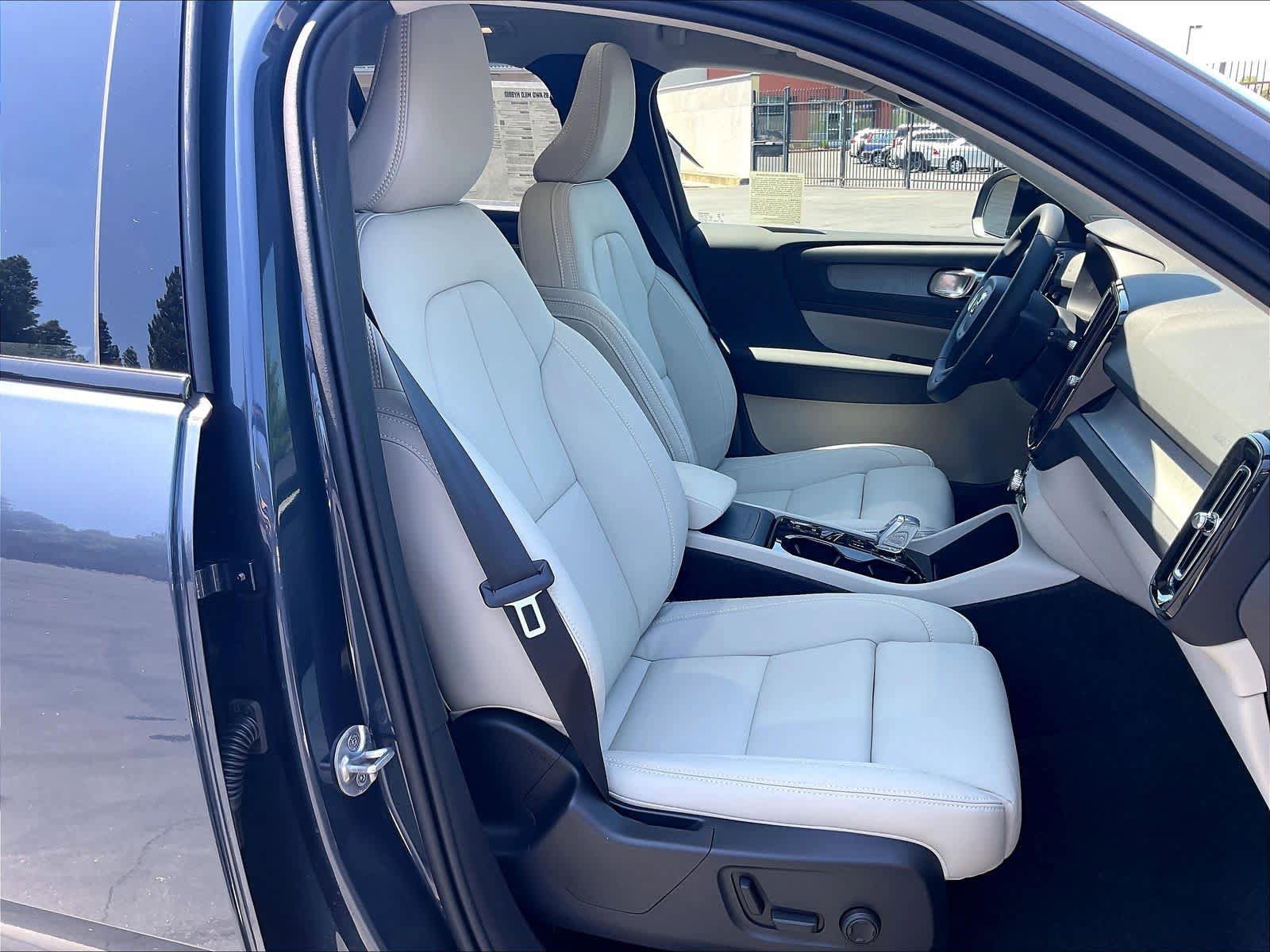 New 2026 Volvo XC40 B5 Plus w/ Protection Package Premier AWD/4WD image 31