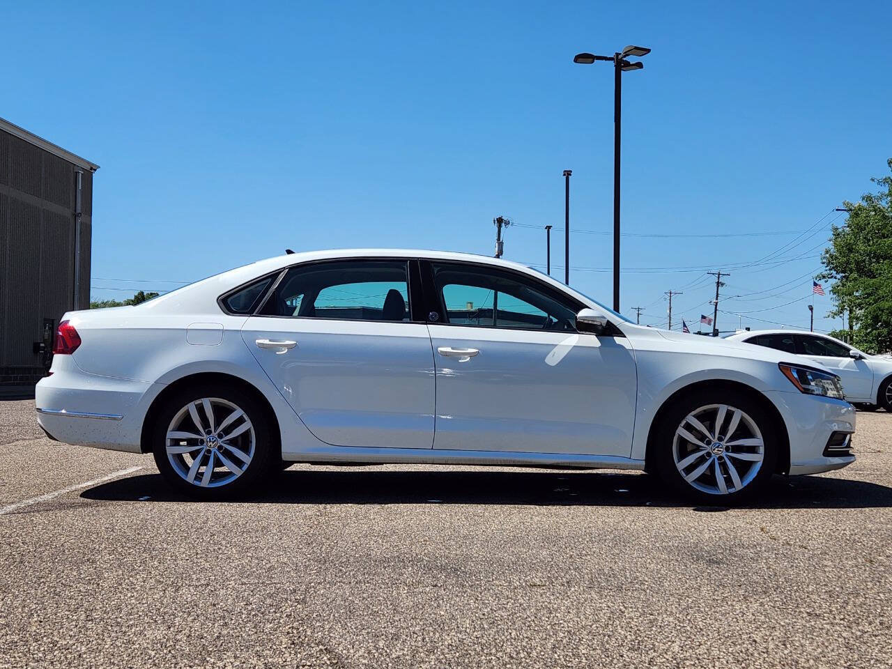 Used 2019 Volkswagen Passat 2.0T Wolfsburg w/ Wheels & Sunroof Package FWD image 3