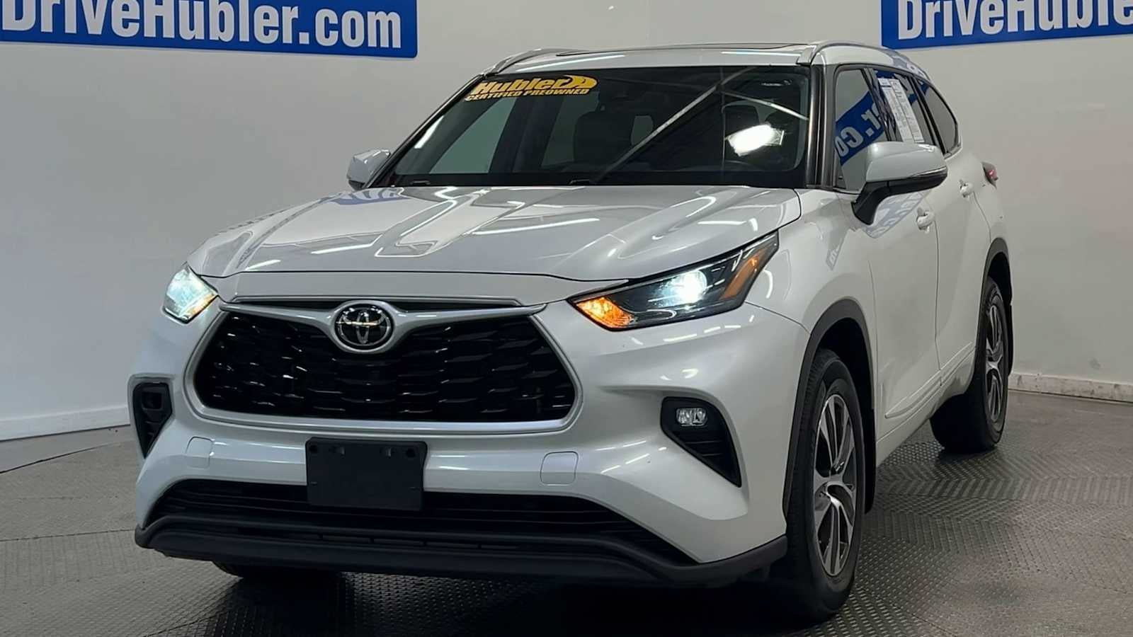 Used 2022 Toyota Highlander XLE AWD/4WD image 3