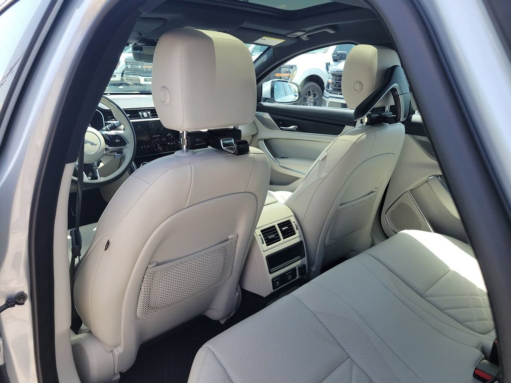 Used 2022 Jaguar XF SE RWD image 12