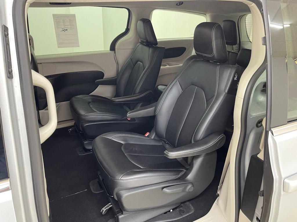 Used 2024 Chrysler Pacifica Select image 17