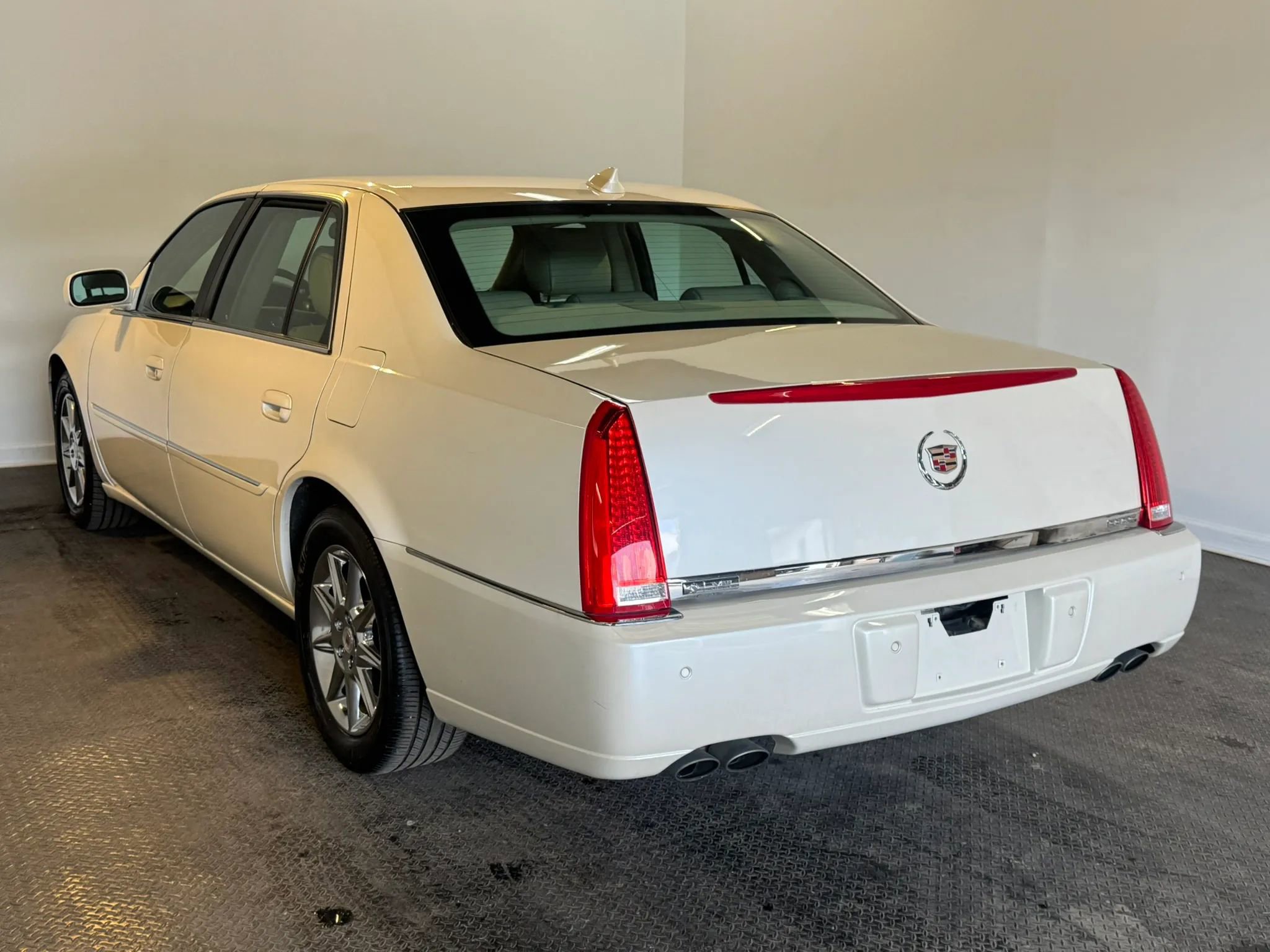 Used 2011 Cadillac DTS Luxury FWD image 4