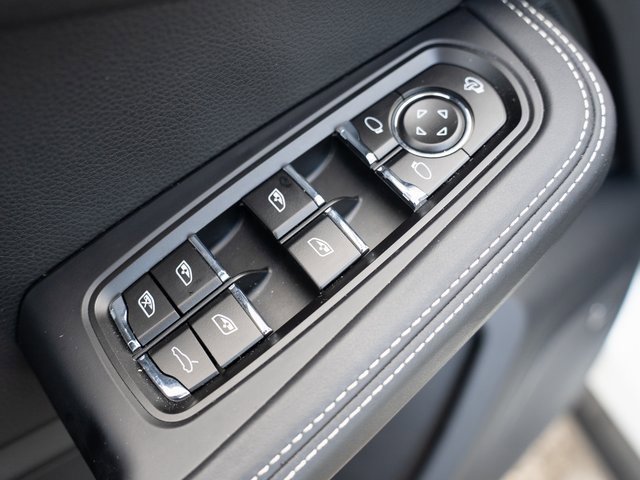 Certified 2025 Porsche Macan image 16