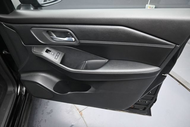 Used 2025 Nissan Rogue SL AWD/4WD image 35
