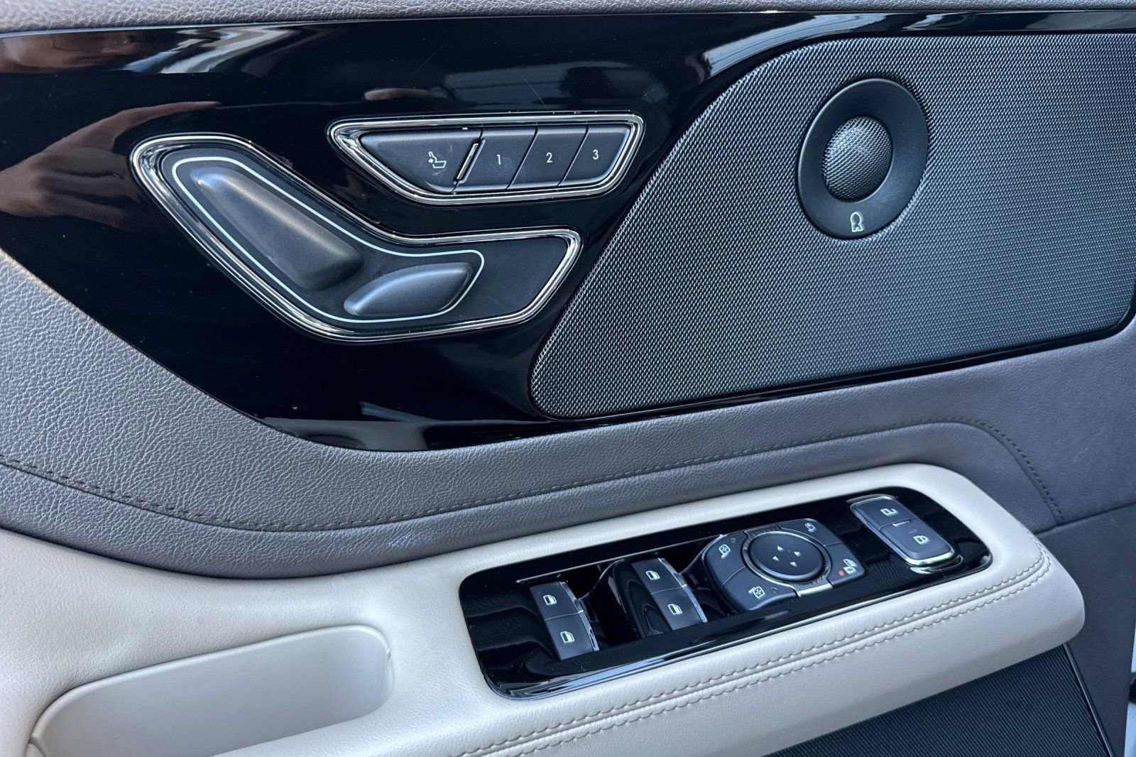 Certified 2020 Lincoln Aviator Reserve w/ Equipment Group 201A image 11