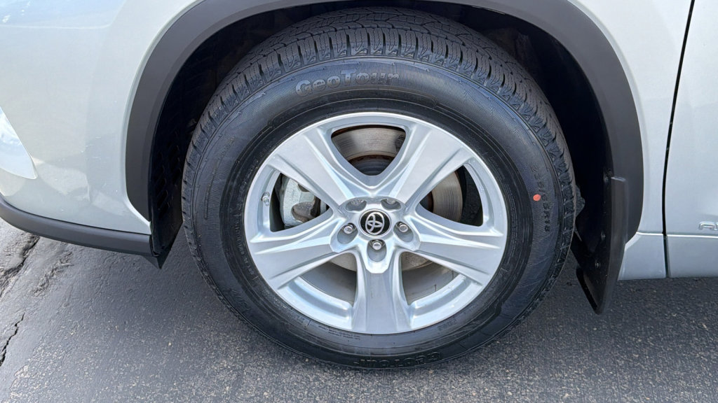 Used 2023 Toyota Highlander LE image 9