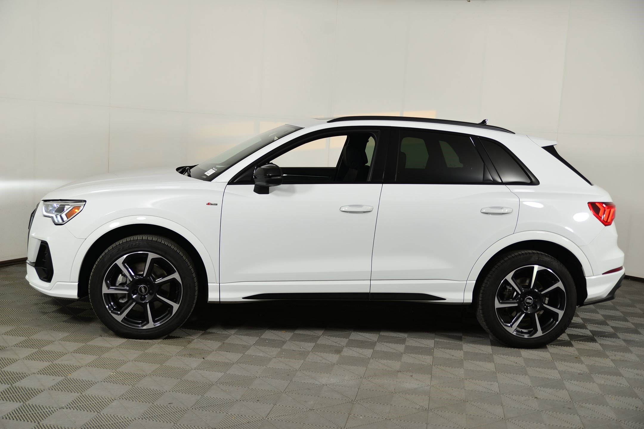 Certified 2025 Audi Q3 2.0T Premium Plus w/ Premium Plus Package image 2
