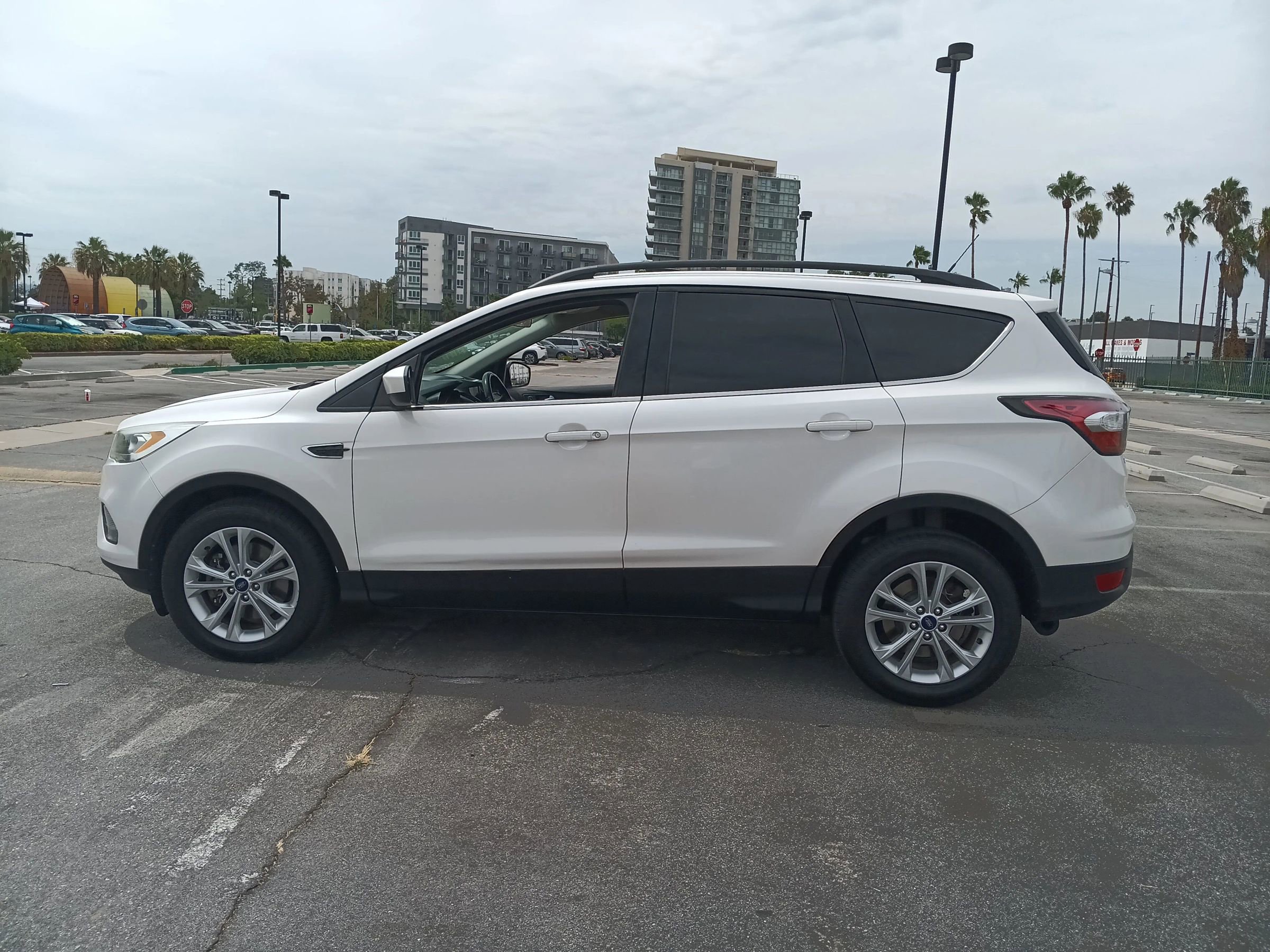 Used 2017 Ford Escape SE w/ SE Leather Comfort Package image 5
