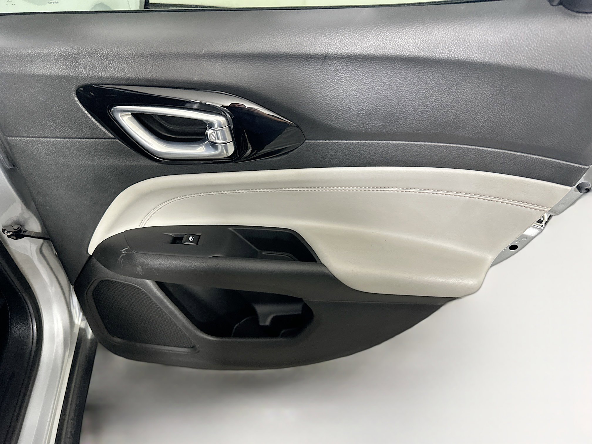 Used 2025 Jeep Compass Limited image 27