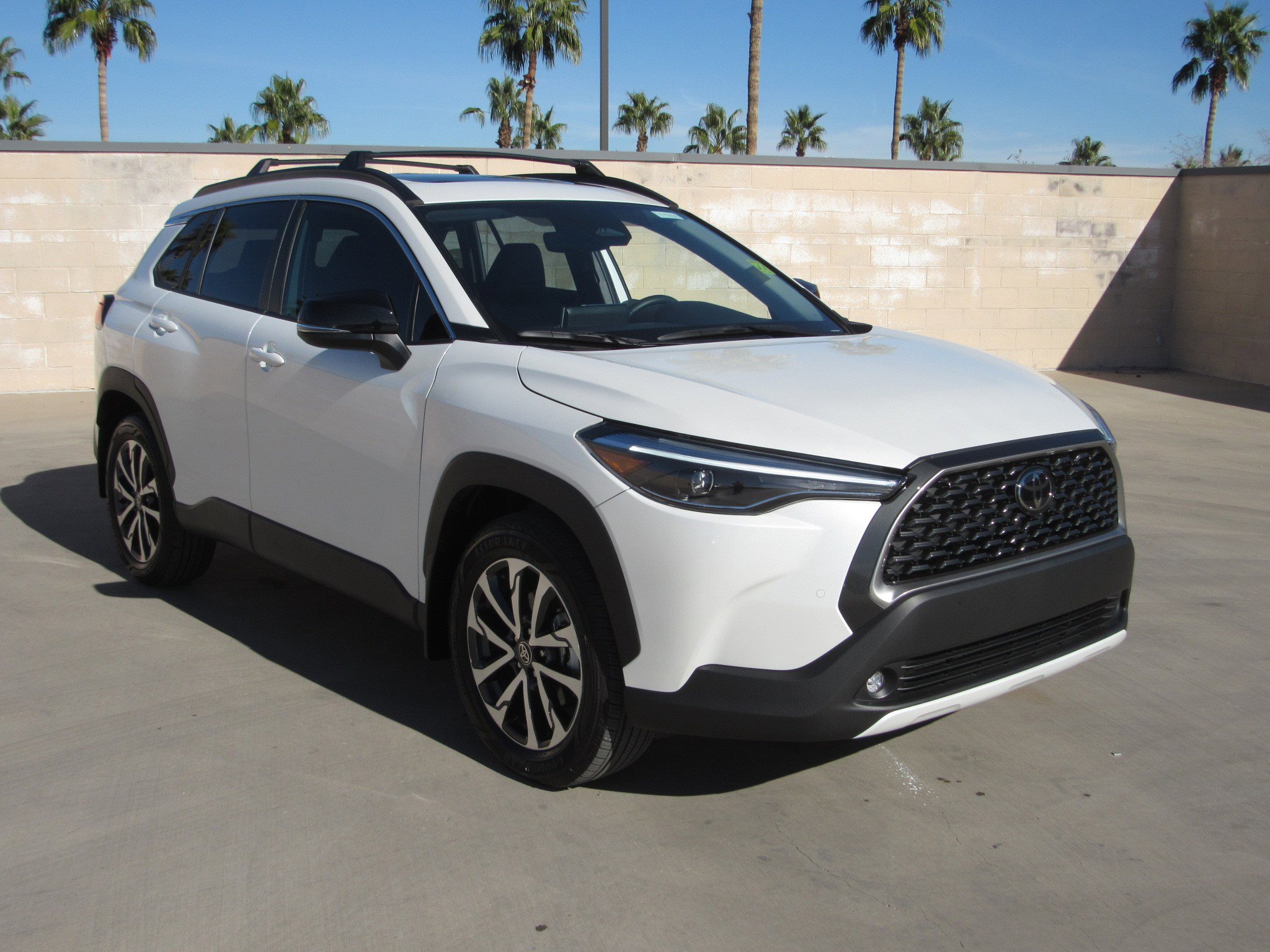 Used 2025 Toyota Corolla Cross XLE image 2