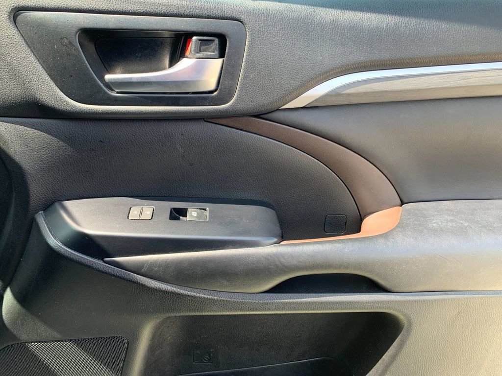 Used 2018 Toyota Highlander Limited image 22