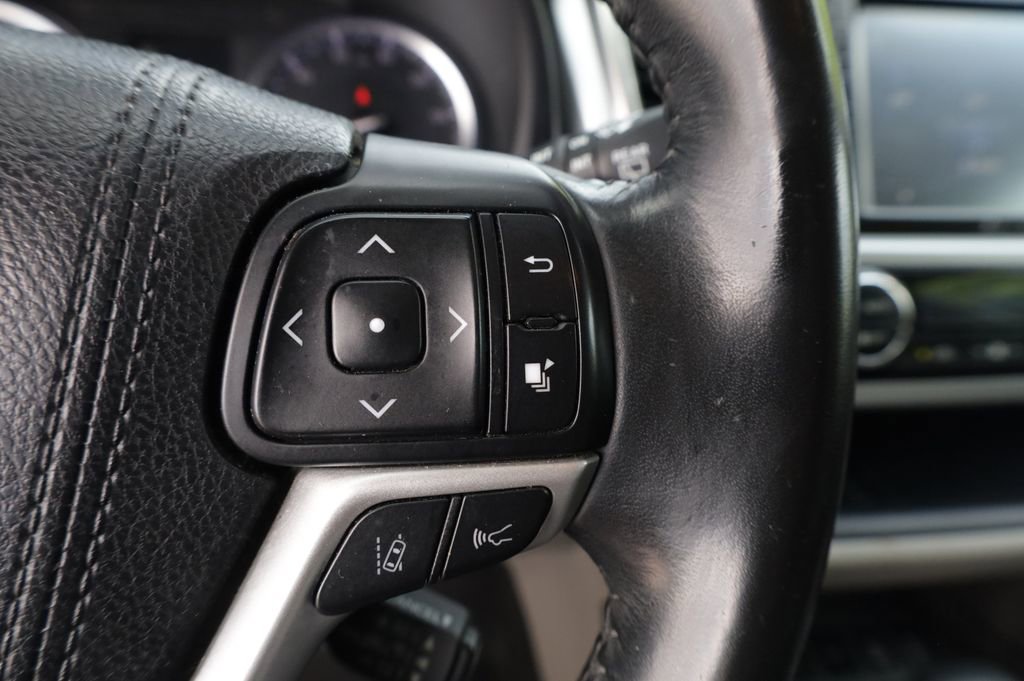 Used 2018 Toyota Highlander XLE image 27