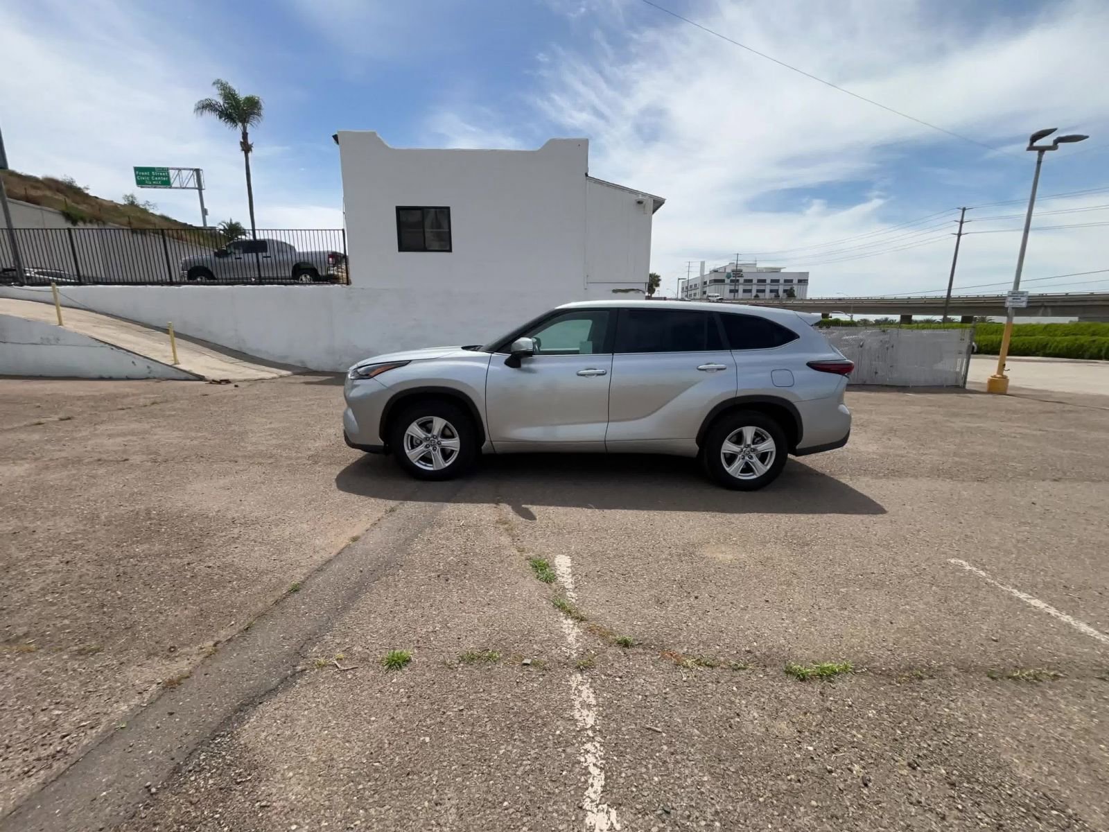 Used 2025 Toyota Highlander LE image 16