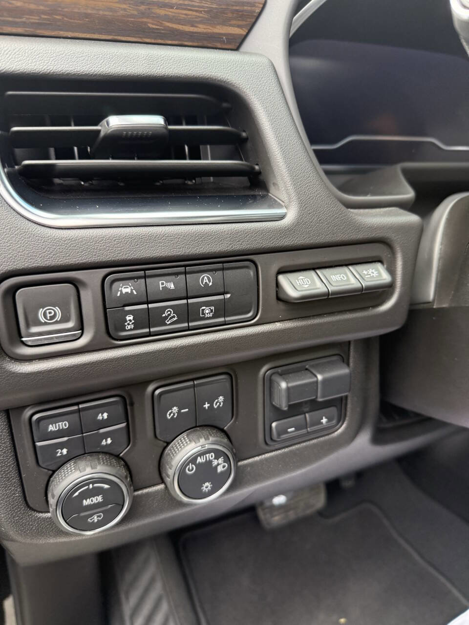 Used 2024 Chevrolet Suburban High Country image 12