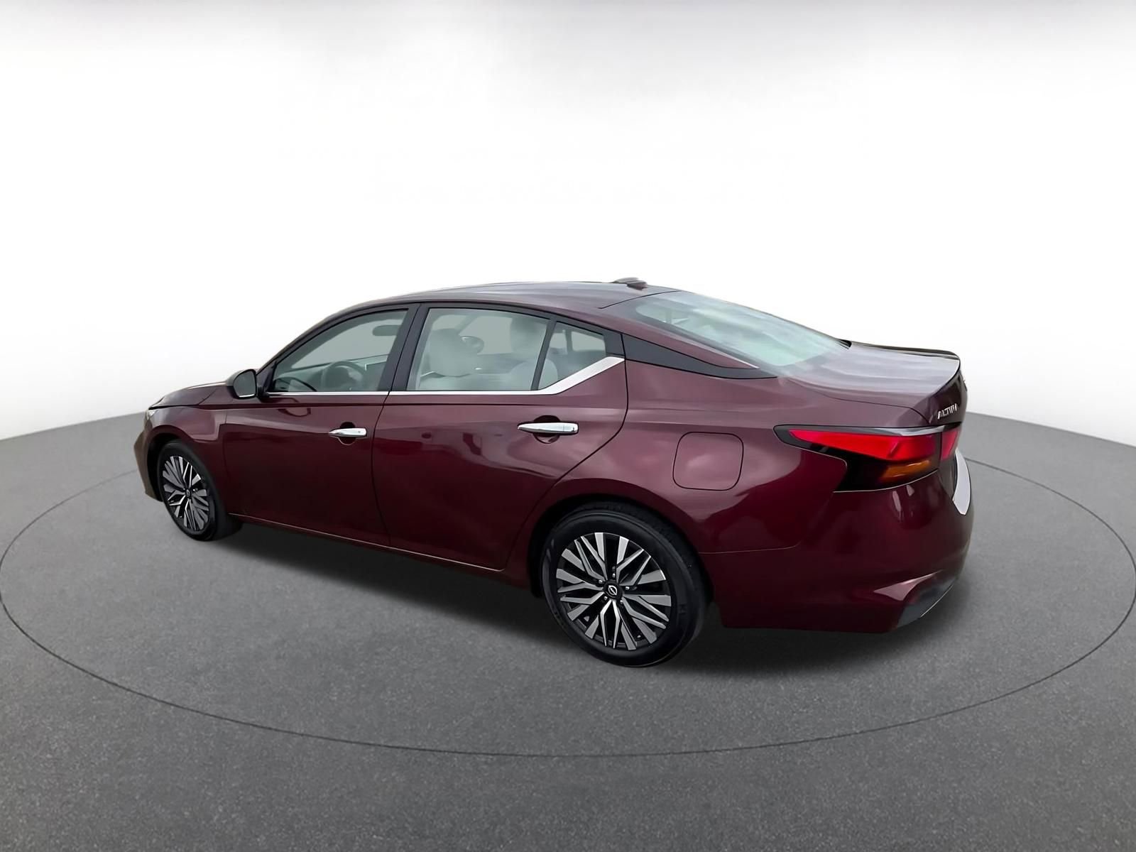 Used 2025 Nissan Altima 2.5 SV image 9