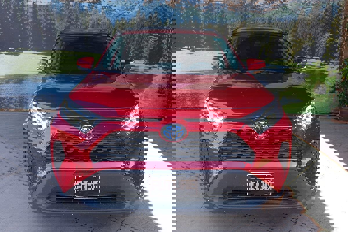 Used 2022 Toyota RAV4 XLE image 2