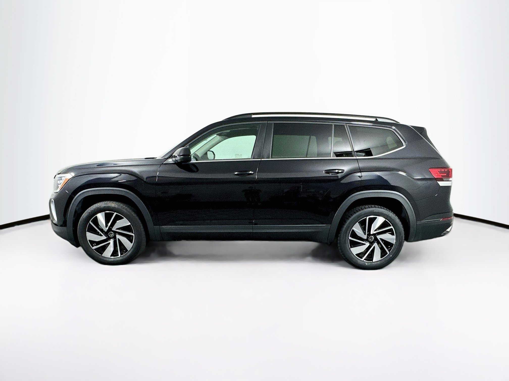 Used 2025 Volkswagen Atlas SE AWD/4WD image 4