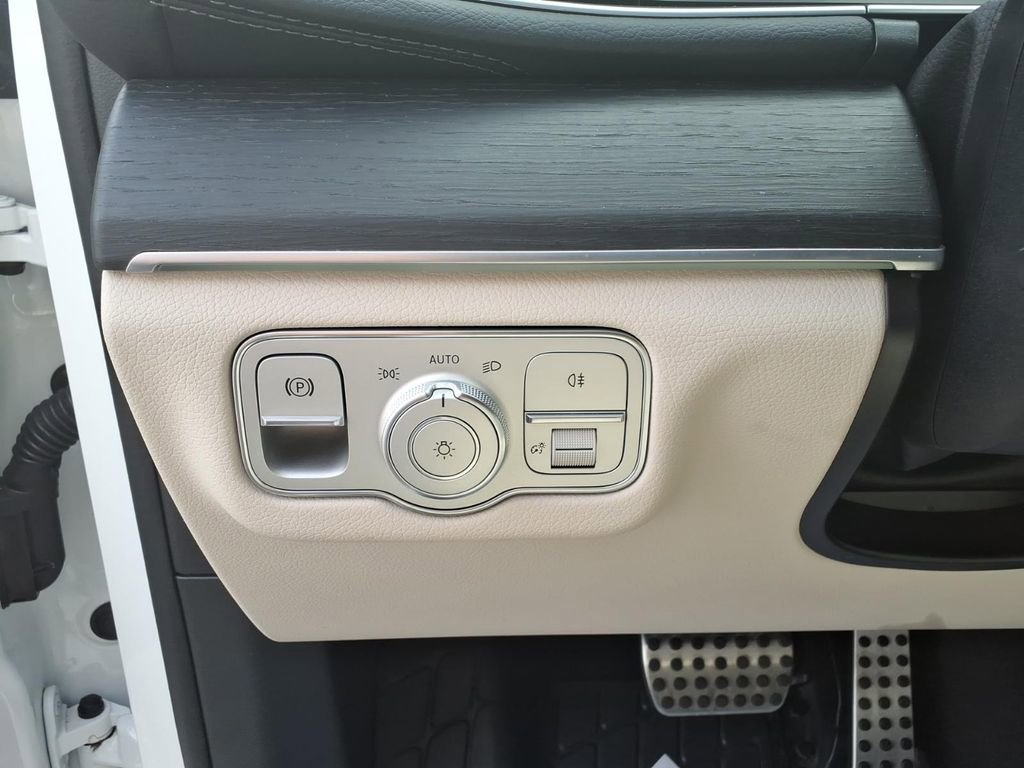 Used 2025 Mercedes-Benz GLS 450 4MATIC image 17