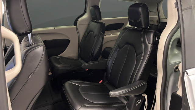 Used 2024 Chrysler Pacifica Touring-L FWD image 23