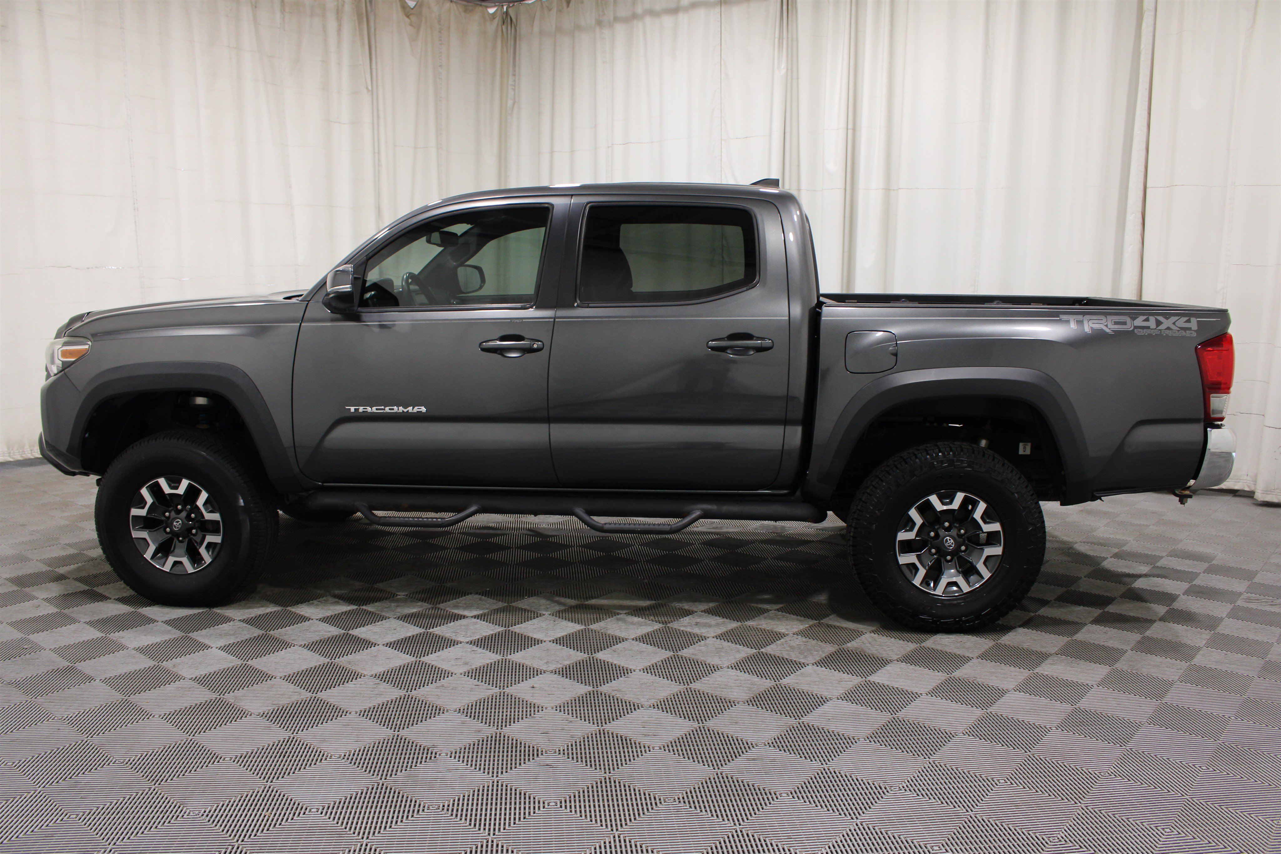 Used 2017 Toyota Tacoma TRD Off-Road w/ Tow Package (A/T) AWD/4WD image 31