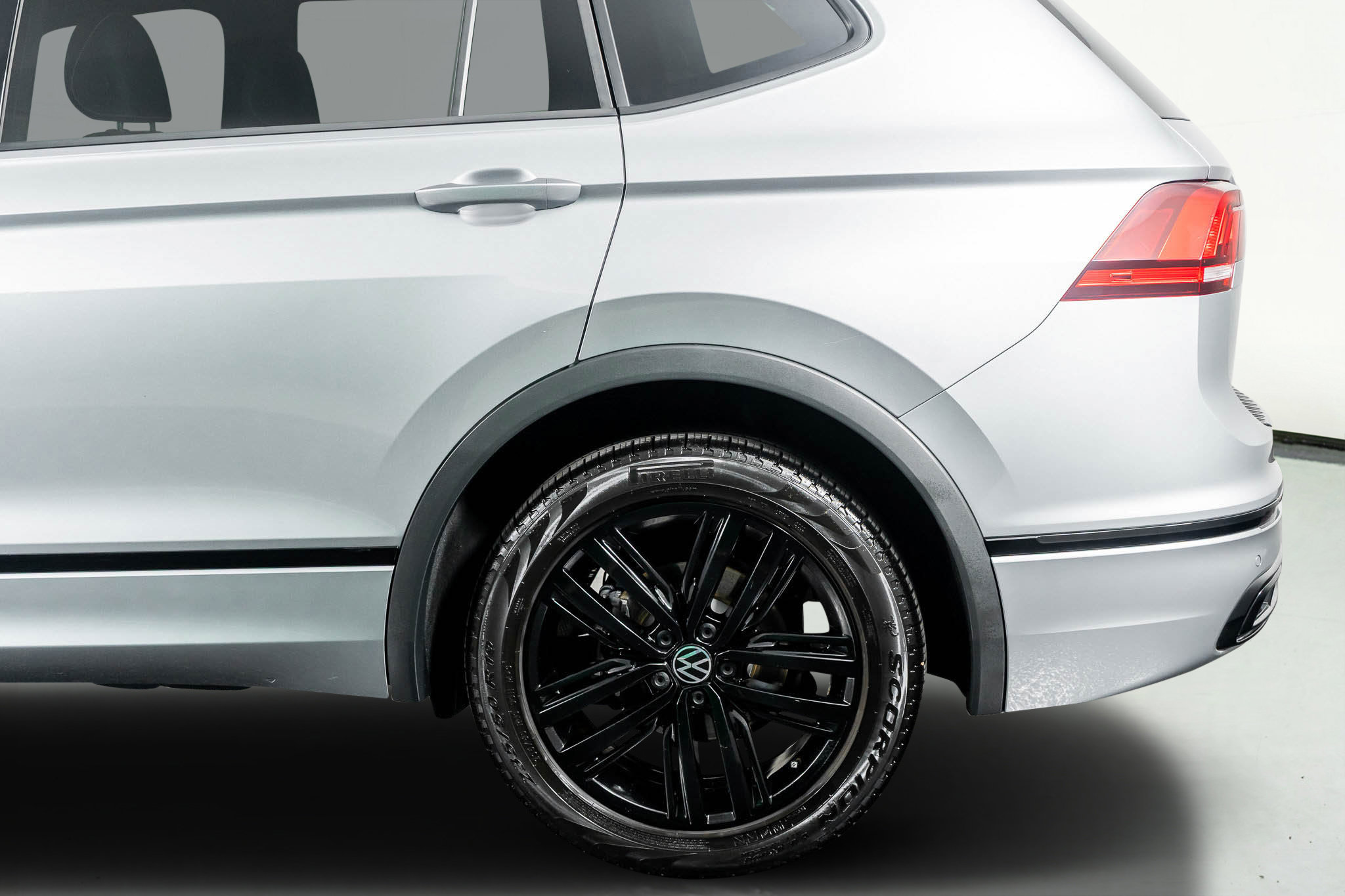 Used 2022 Volkswagen Tiguan SE R-Line image 14