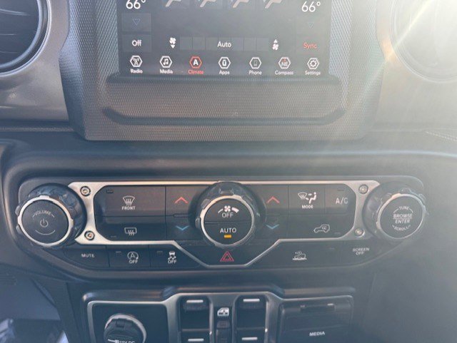 Used 2022 Jeep Gladiator Willys AWD/4WD image 21