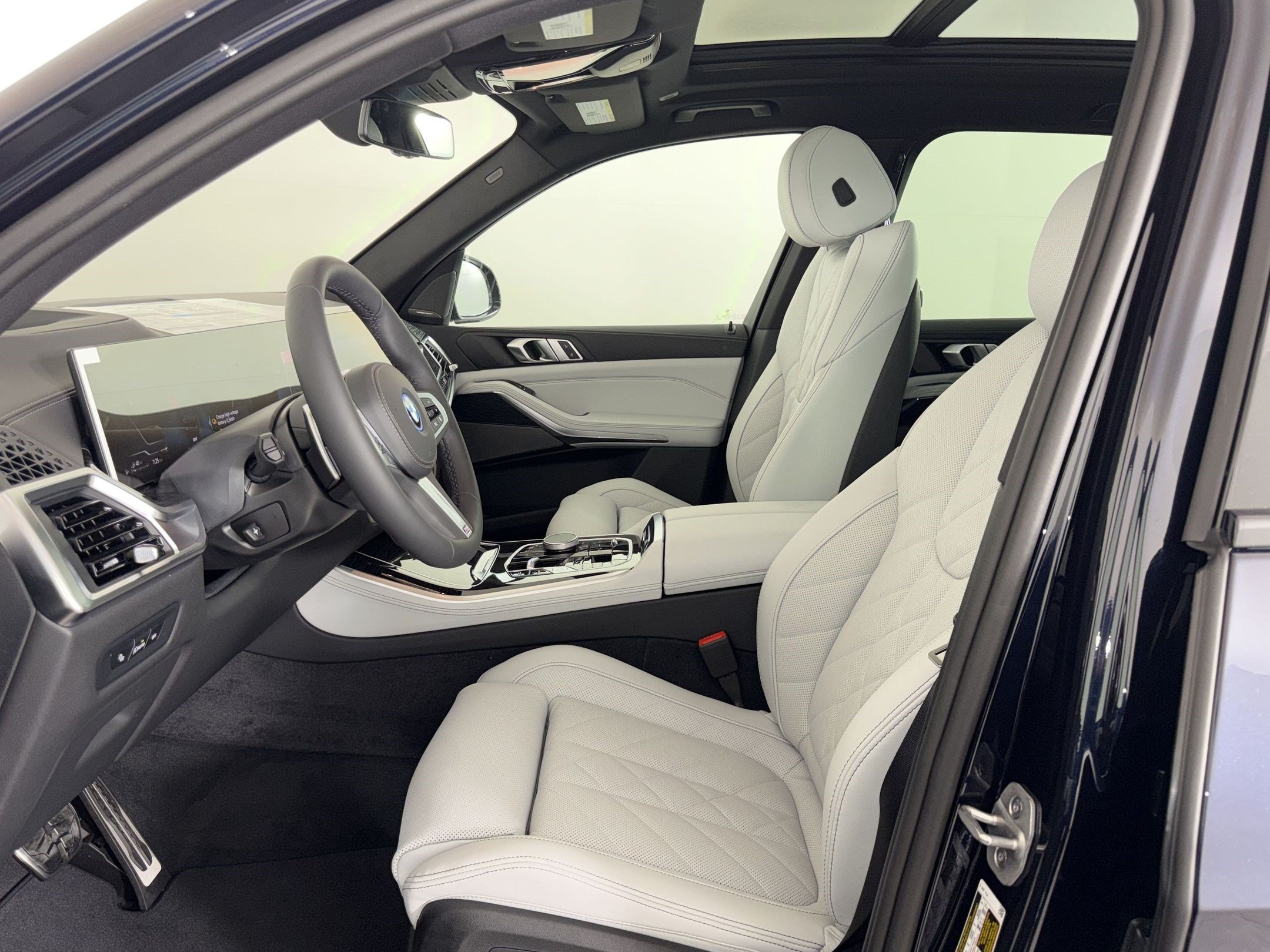 New 2026 BMW X5 xDrive50e w/ M Sport Package AWD/4WD image 5