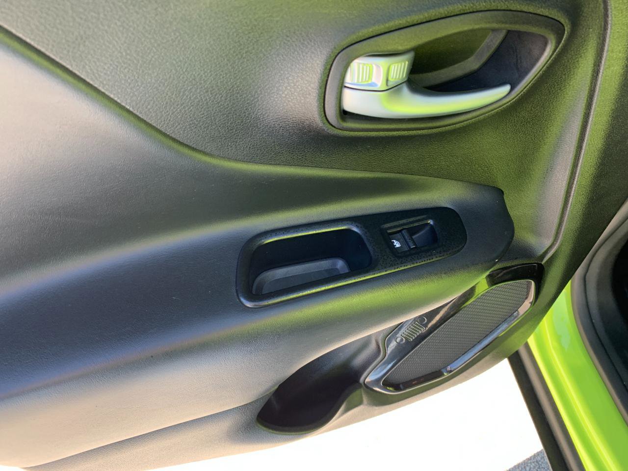 Used 2017 Jeep Renegade Altitude AWD/4WD image 26