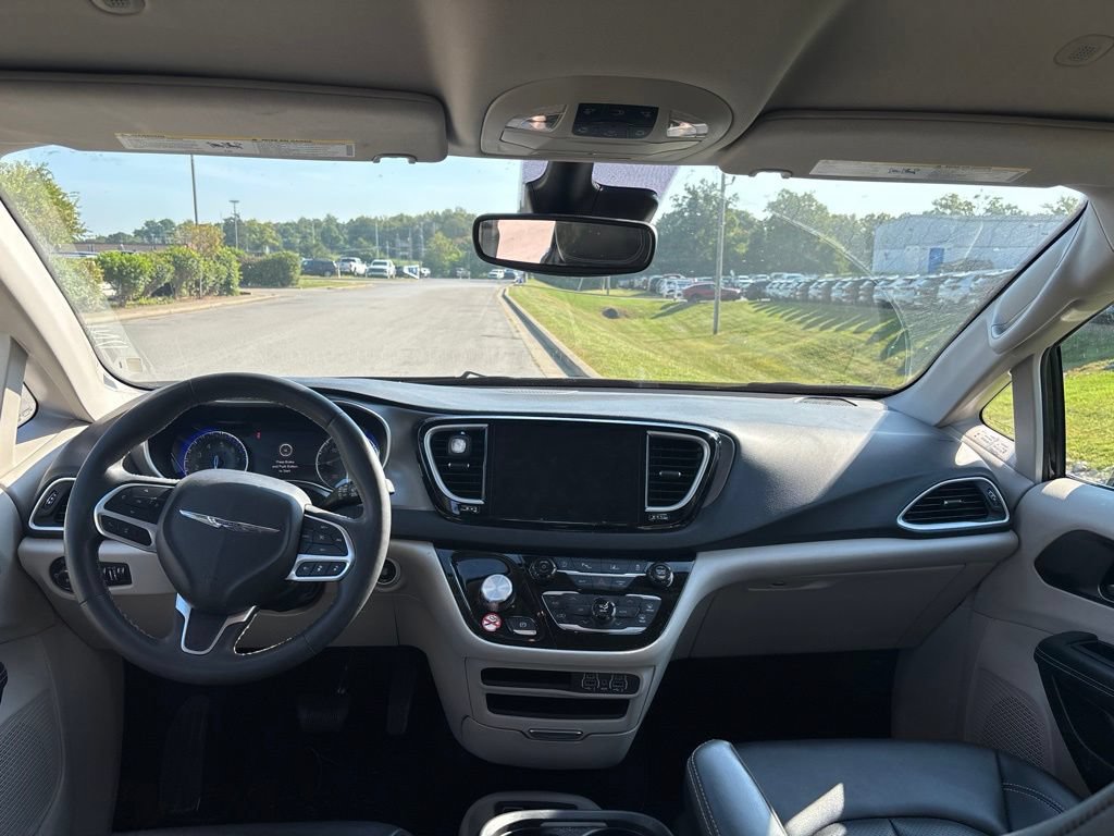 Used 2024 Chrysler Pacifica Touring-L FWD image 5