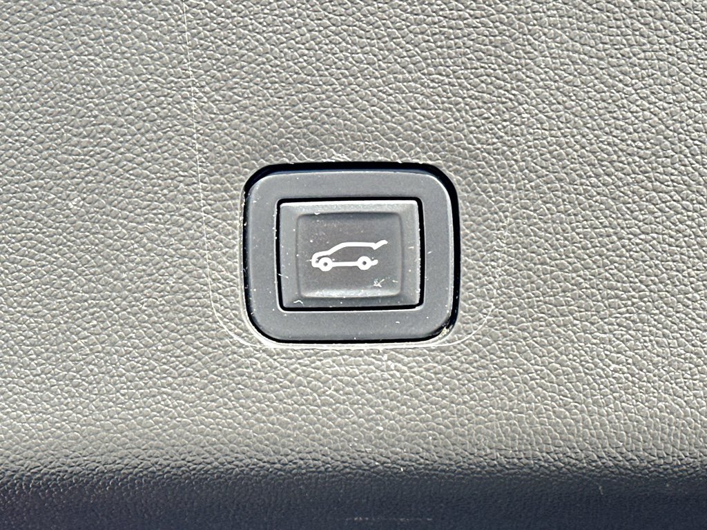 Used 2020 Chevrolet Traverse LT w/ LPO, Floor Liner Package image 40