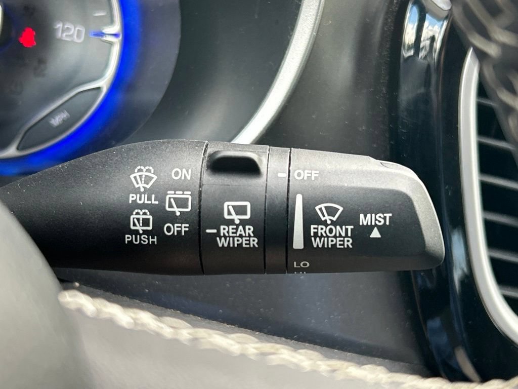 Used 2023 Chrysler Pacifica Touring-L FWD image 28