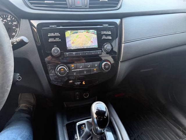 Used 2017 Nissan Rogue S image 23