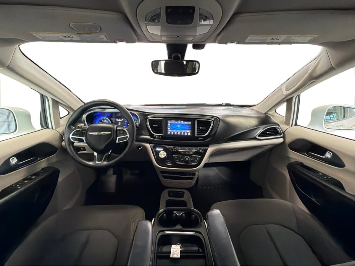 Used 2020 Chrysler Pacifica Touring w/ Tire & Wheel Group FWD image 28