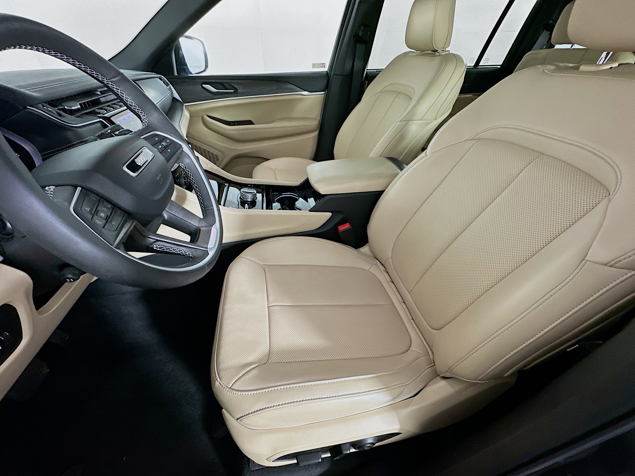 Used 2023 Jeep Grand Cherokee L Limited w/ Luxury Tech Group II image 13