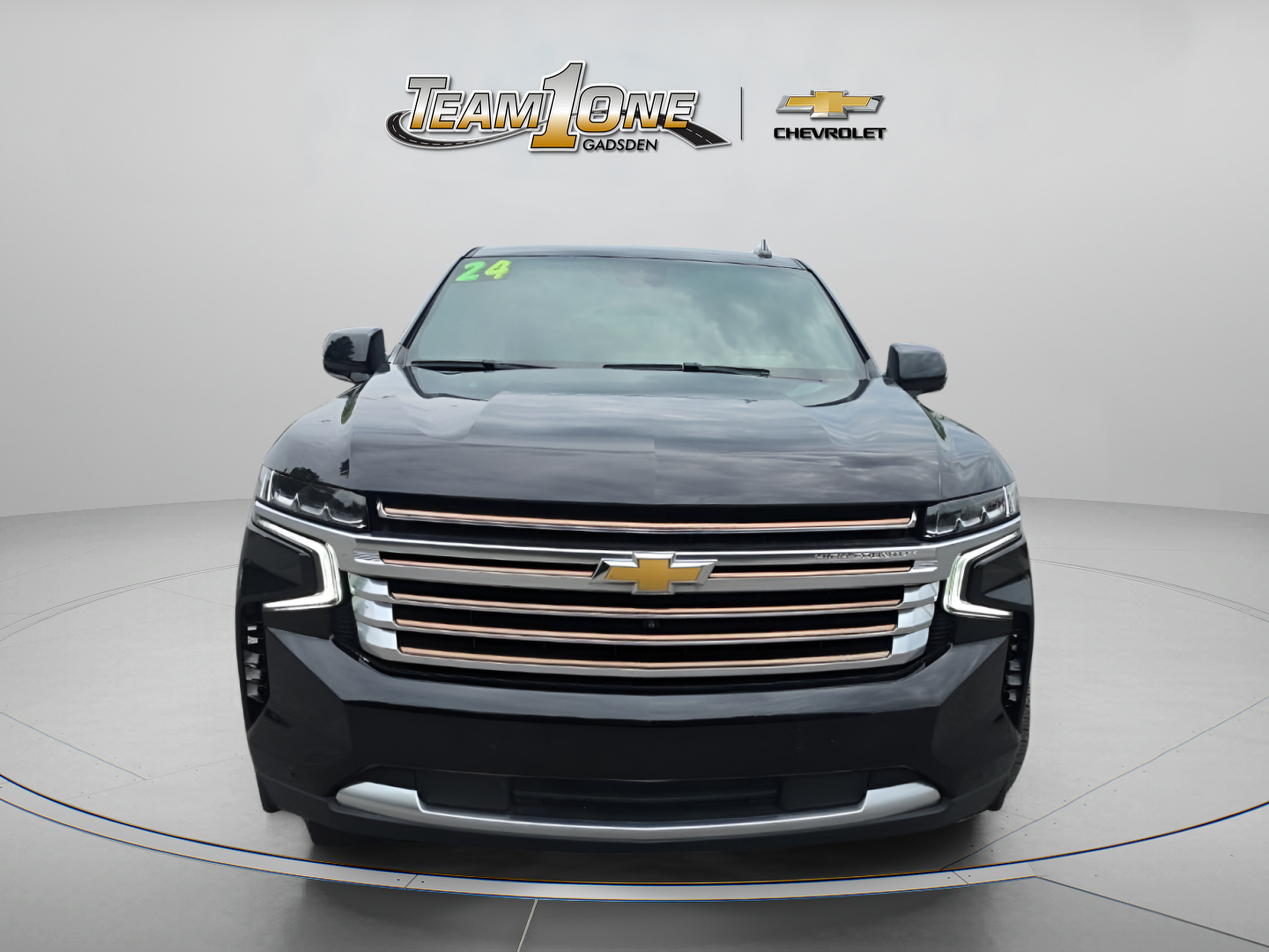 Used 2024 Chevrolet Suburban High Country RWD image 2