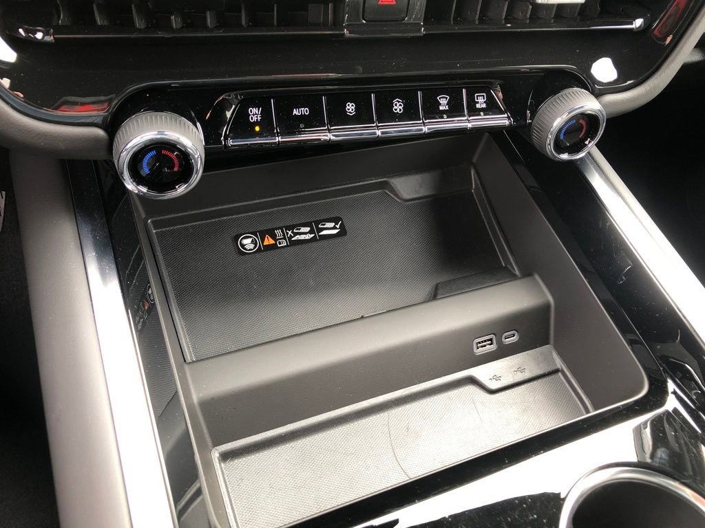 Used 2025 Chevrolet Suburban Premier image 24