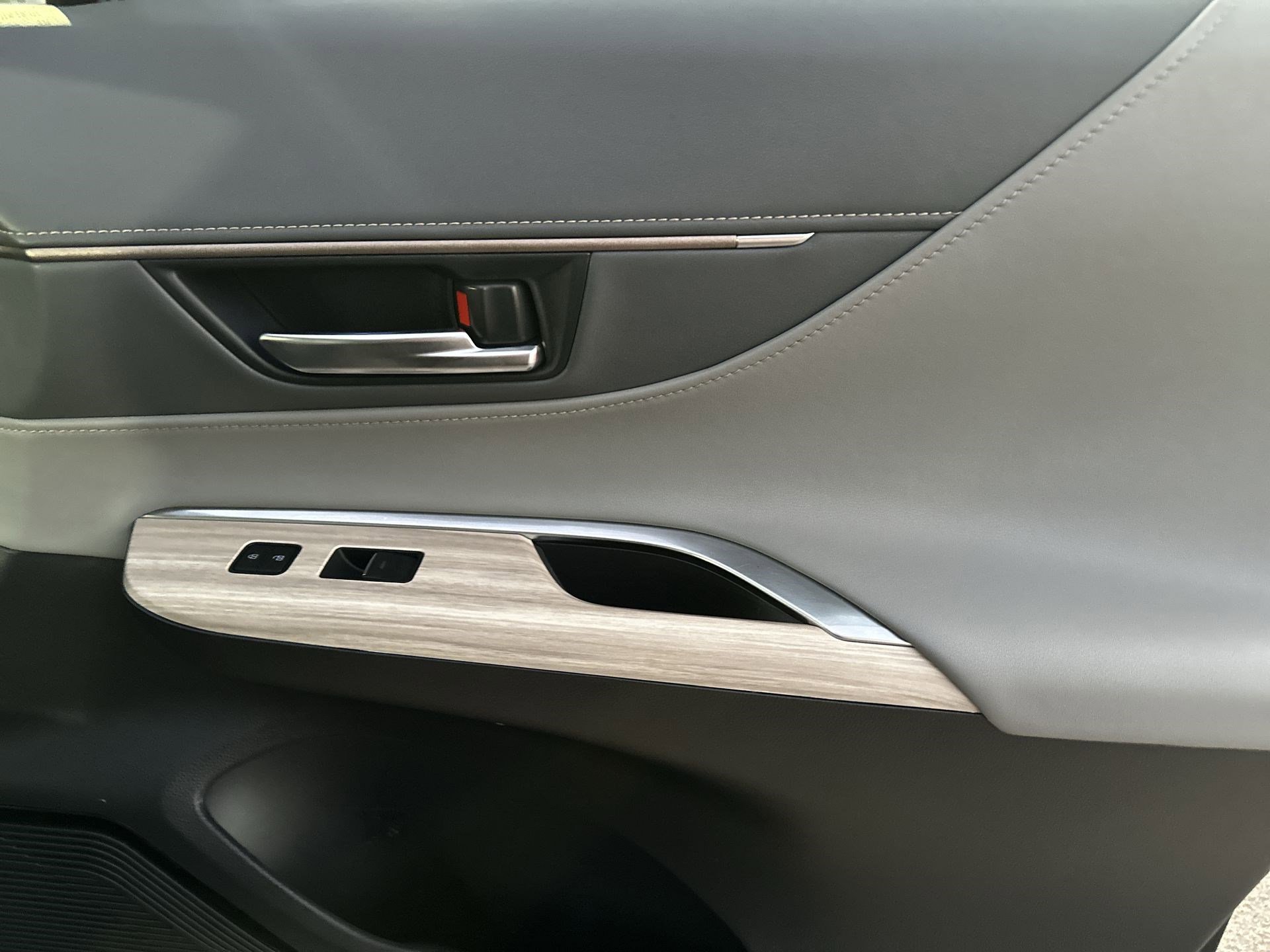 Used 2024 Toyota Venza XLE image 25