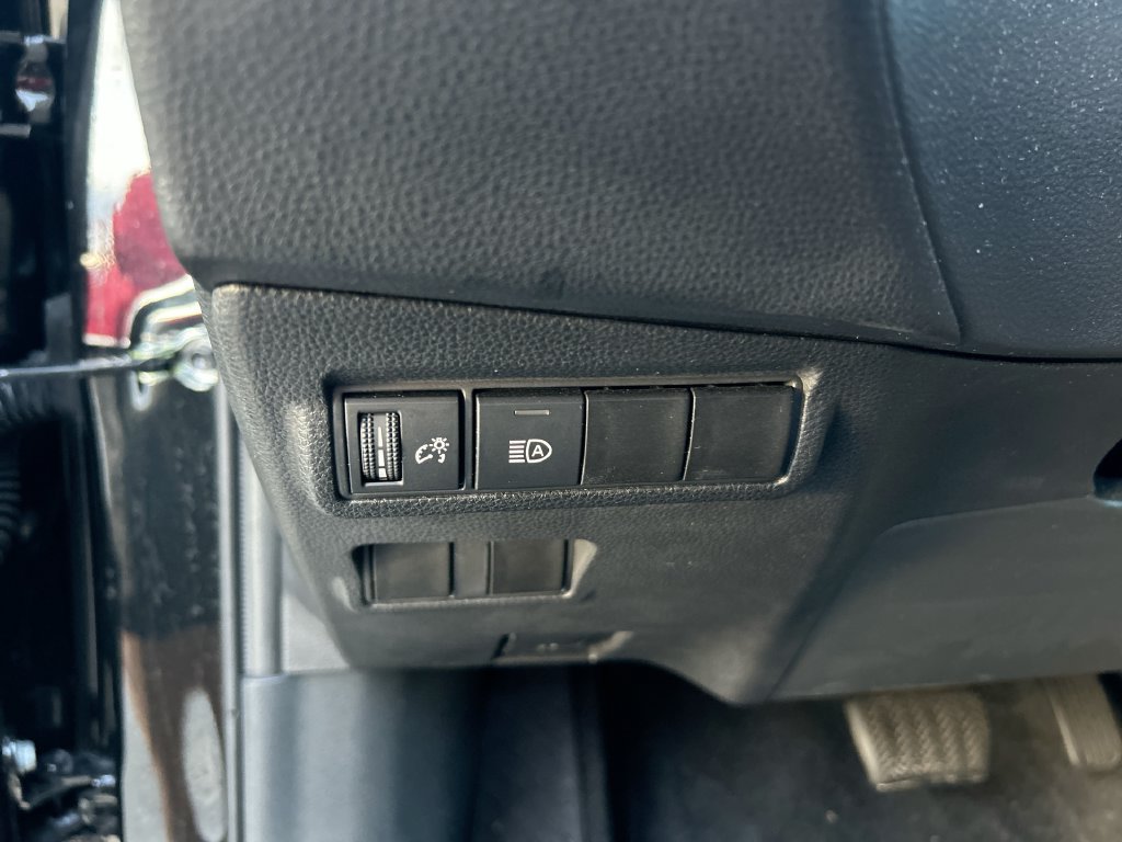 Used 2025 Toyota Corolla Cross LE FWD image 13