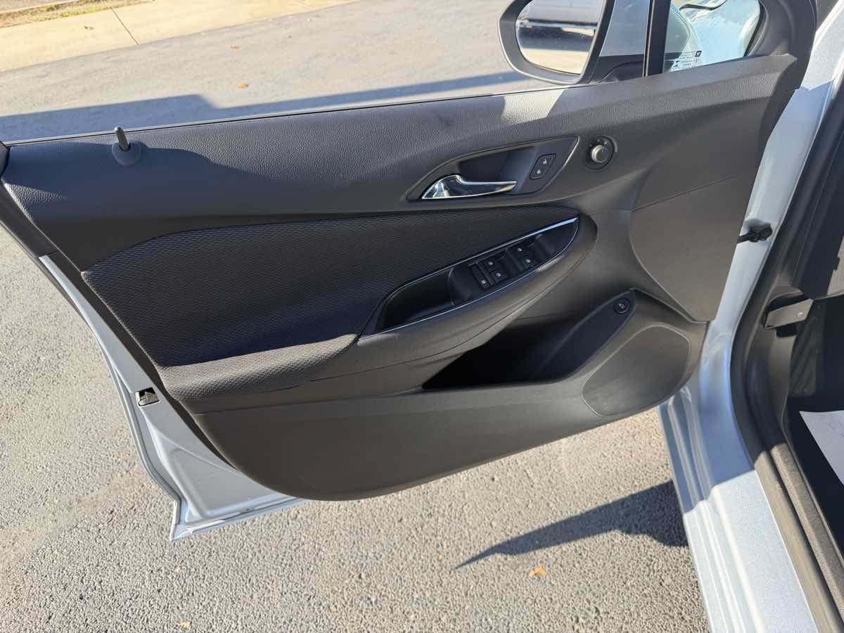 Used 2017 Chevrolet Cruze LS FWD image 11