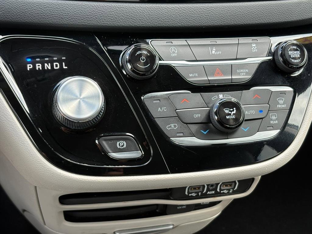 Used 2022 Chrysler Pacifica Touring-L image 16