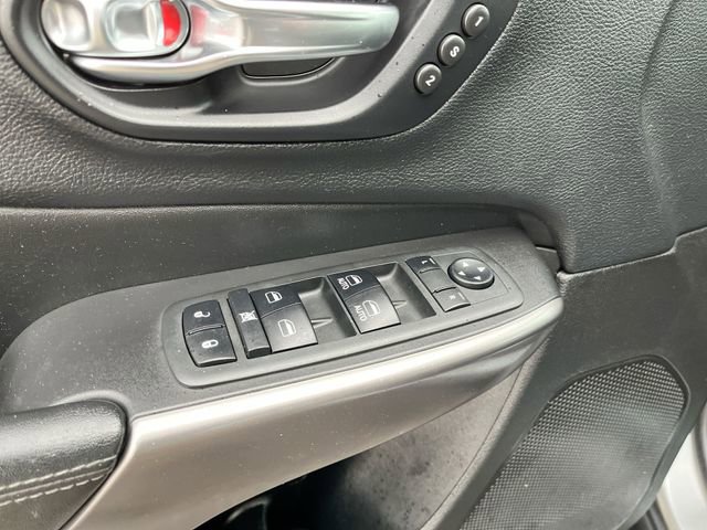 Used 2019 Jeep Cherokee Limited image 16