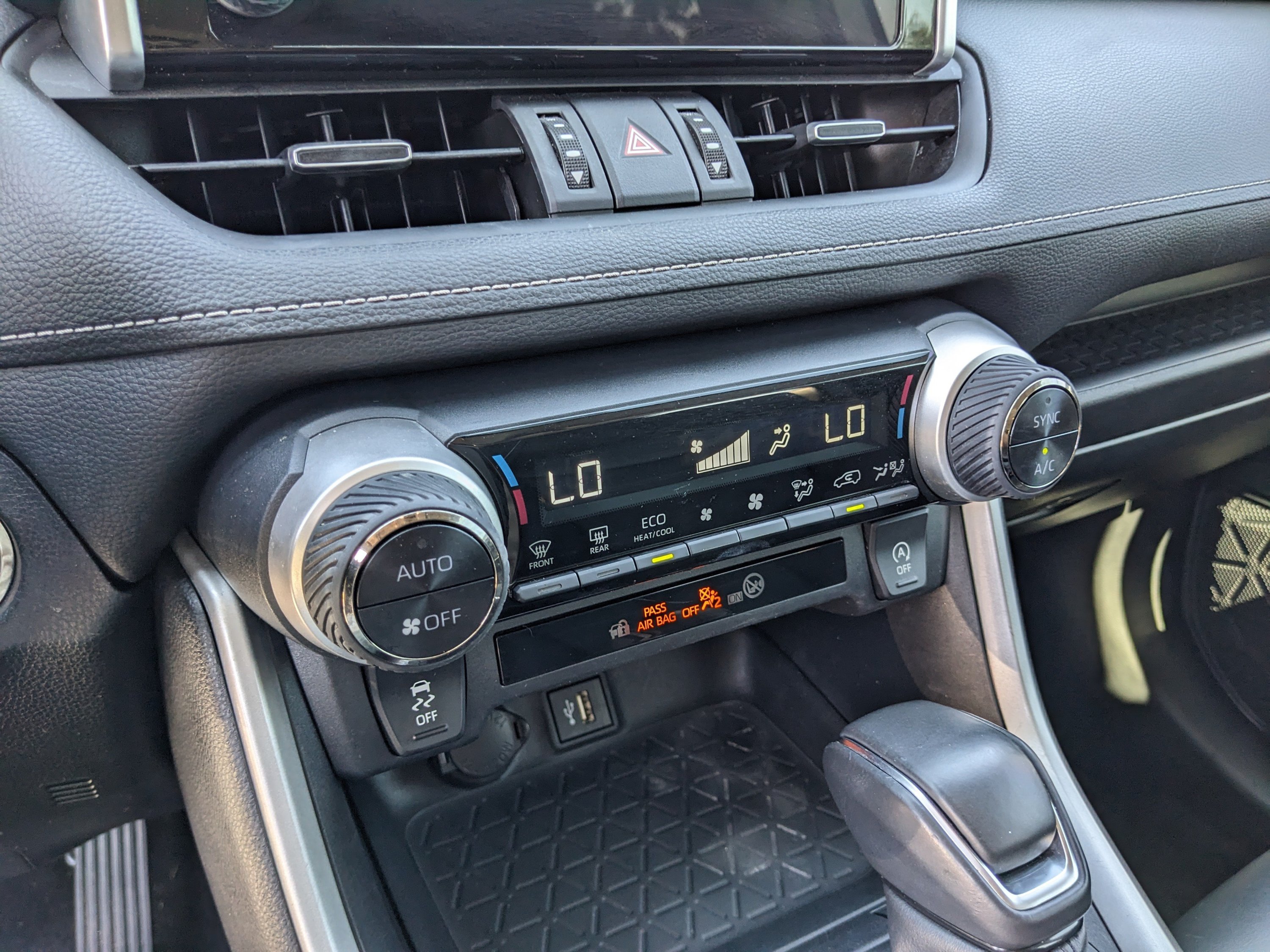 Used 2024 Toyota RAV4 XLE Premium FWD image 30