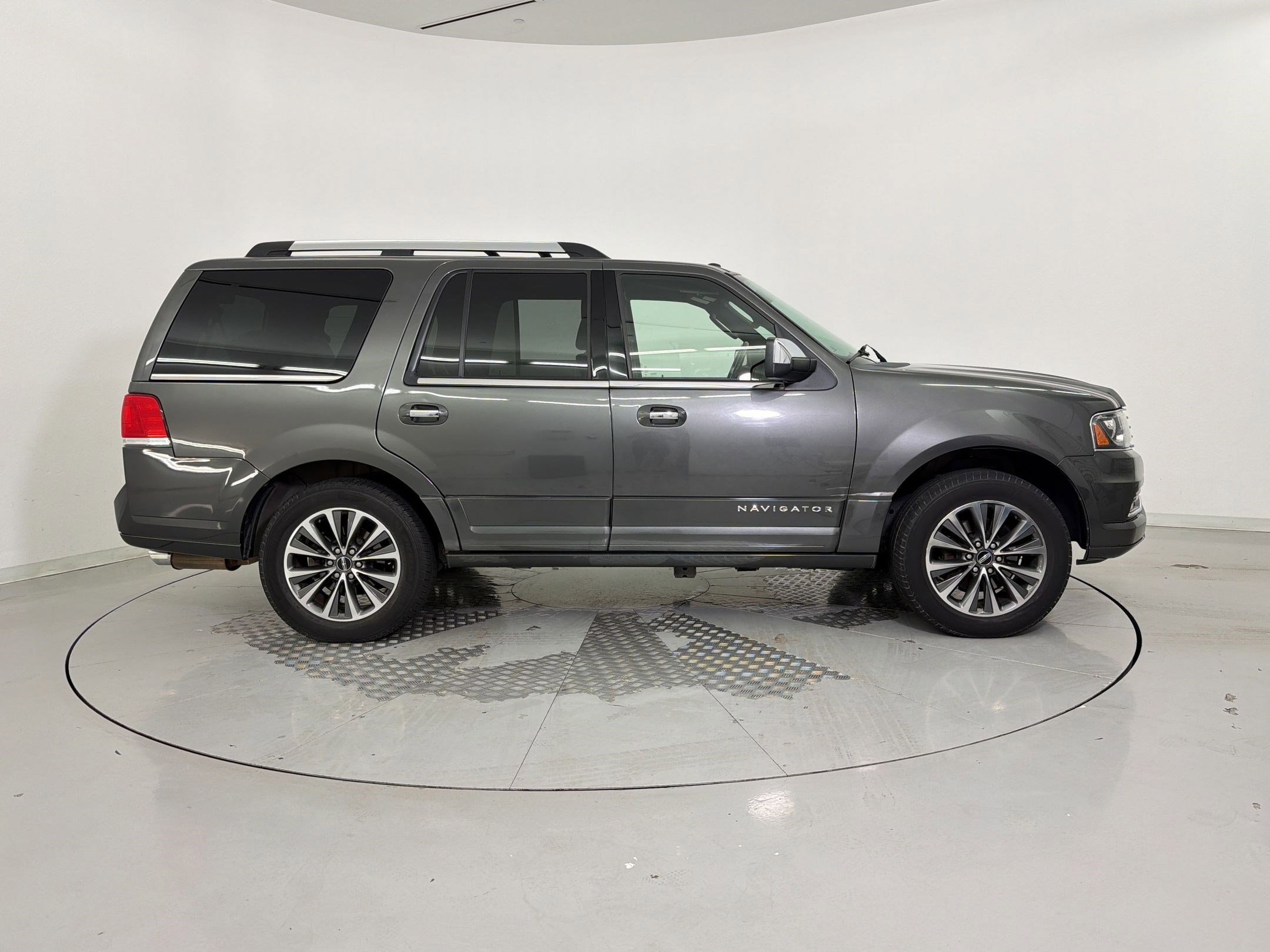 Used 2017 Lincoln Navigator Select RWD image 8